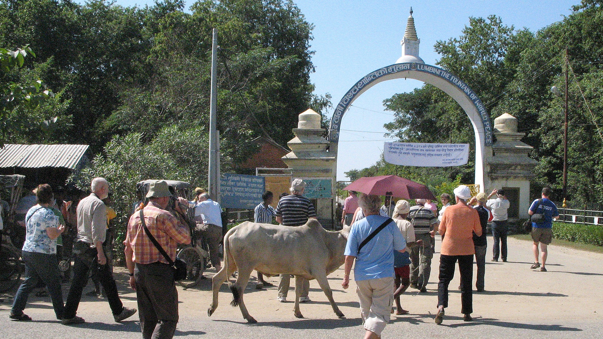 Gläubige pilgern zum Tempel in Lumbini