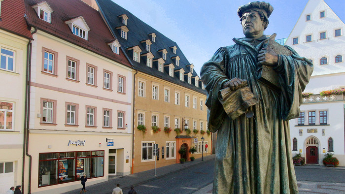 Denkmal des Reformators Martin Luther (1483-1546) auf dem Marktplatz in Eisleben