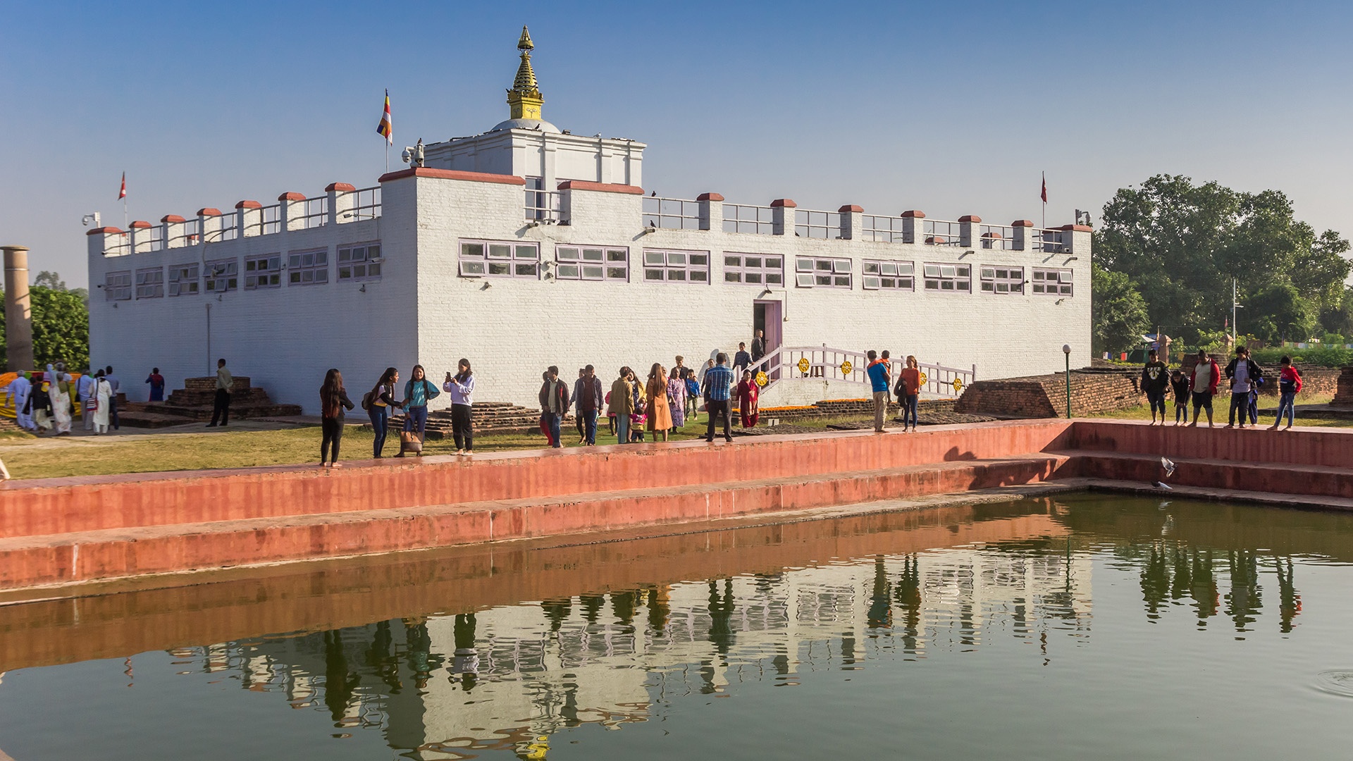 Mayadevi-Tempel mit Spiegelung im Wasser in Lumbini, Nepal