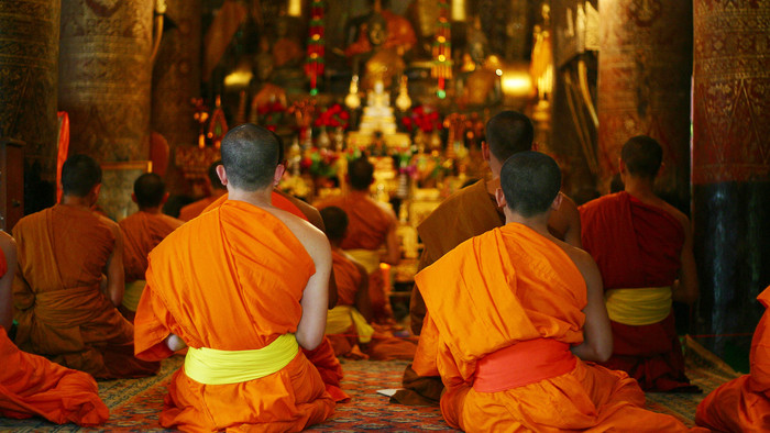 Abendgebet der Mönche im Tempel Vat Xieng Thong in Luang Prabang, Laos