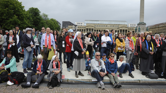 Besucher auf dem Deutschen Katholikentag in Stuttgart im Jahr 2022.