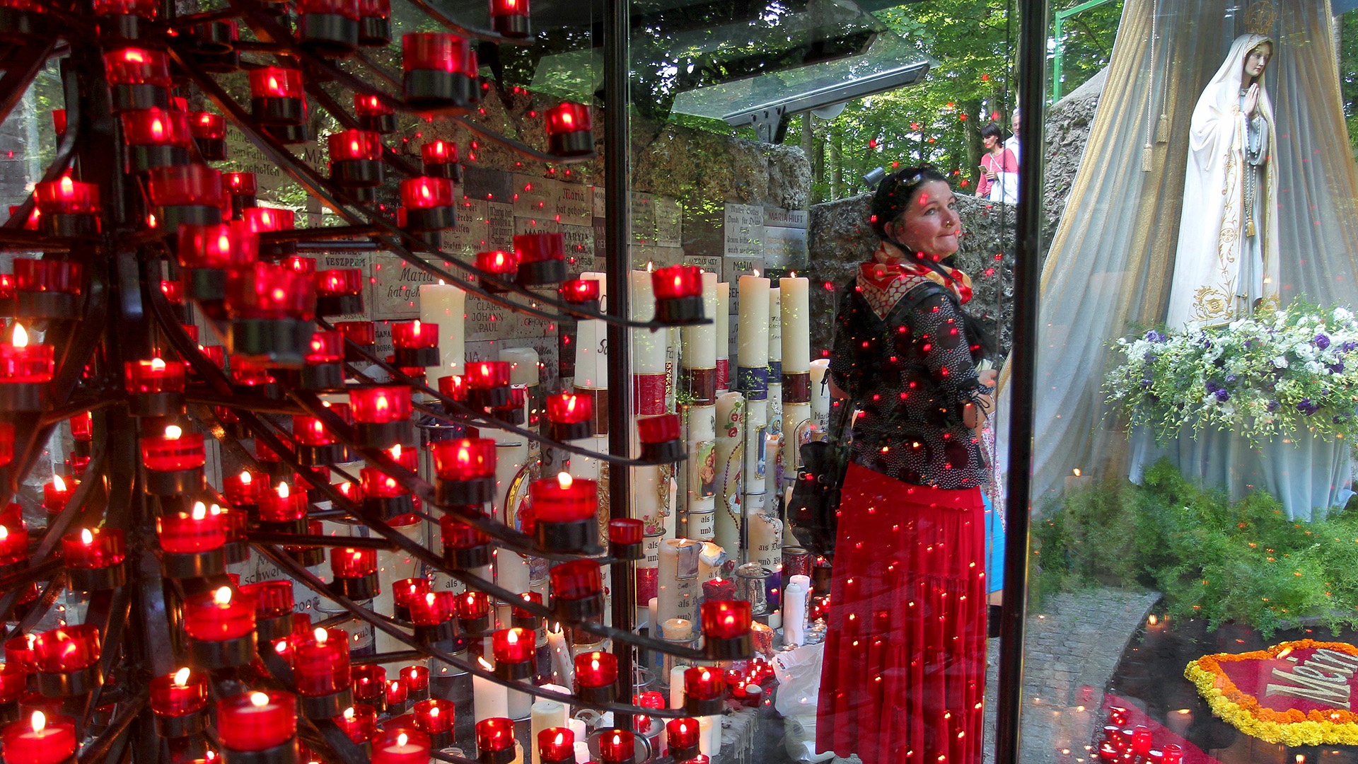 Kerzenständer mit Lichtern bei der Lichterprozession an Mariä Himmelfahrt im Wallfahrtsort Maria Vesperbild