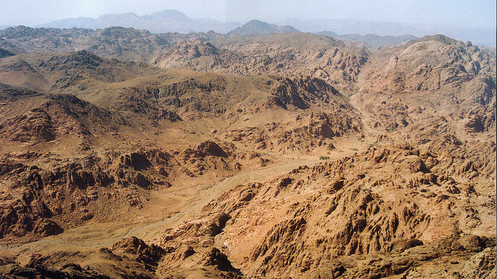 Das rötlich-braune Sinai-Gebirge vor blauem Himmel. 