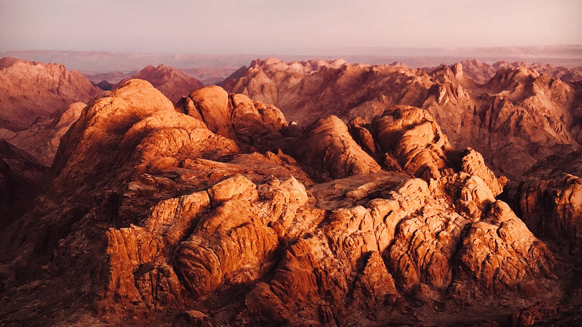 Berg Sinai in rötlichem Licht