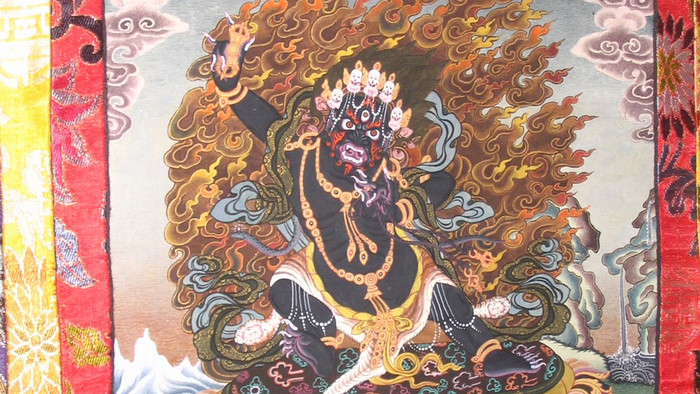 Darstellung der buddhistischen Gottheit Vajrapani mit einem dritten Auge auf der Stirn.
