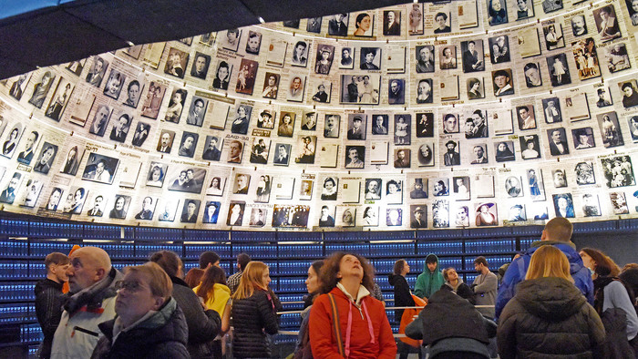 Besucher in der "Halle der Namen" in der Gedenkstätte Yad Vashem in Jerusalem