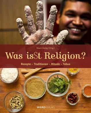 Buchcover “Was isst Religion?” von Noam Hertig zu sehen ist ein Foto mit einer offenen Hand, die von Teig umhüllt ist, einem lachenden Männergesicht und verschiedenen Gewürzen in Glasschälchen