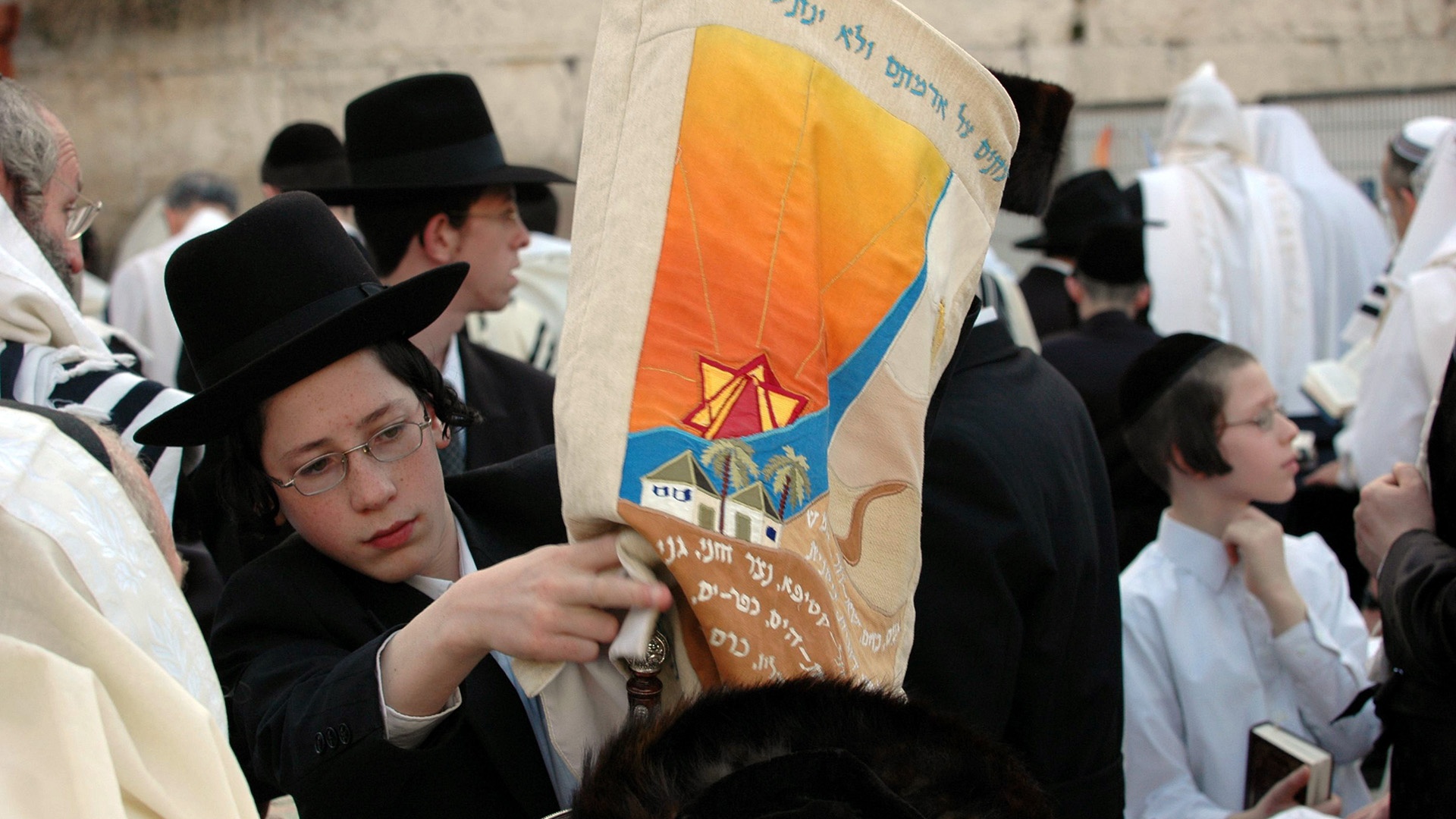 Junger Jude packt Tora Rolle in einen Jutesack