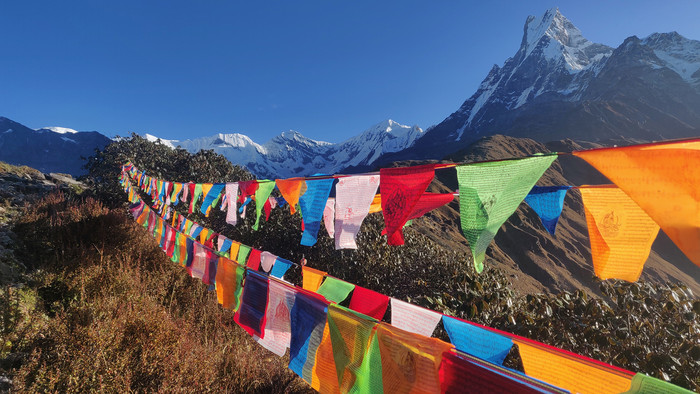 Gebetsfahne im Wind in tibetischer Landschaft