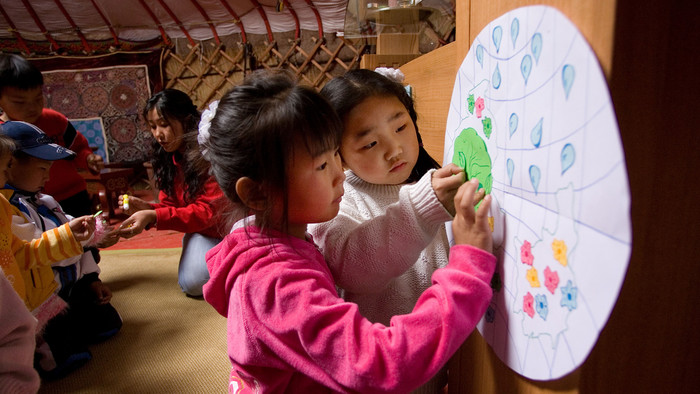 Kinder in der Mongolei malen und basten