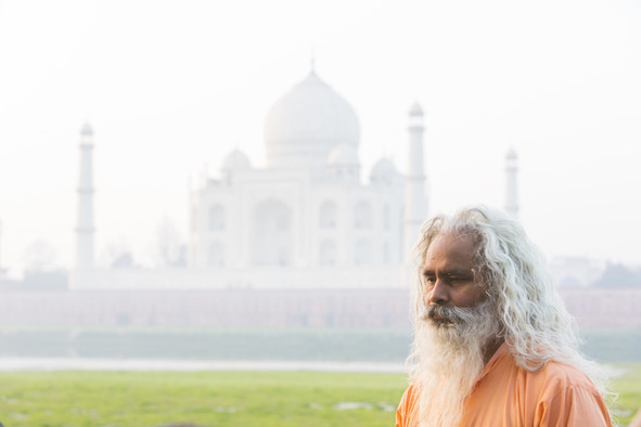 Ein indischer Guru vor dem Taj Mahal in Agra.