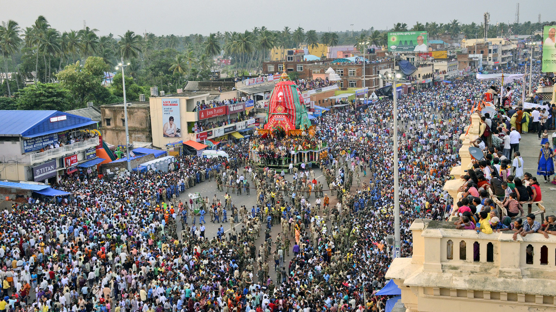 Gläubige ziehen den Wagen der Göttin Subhadra in Puri 