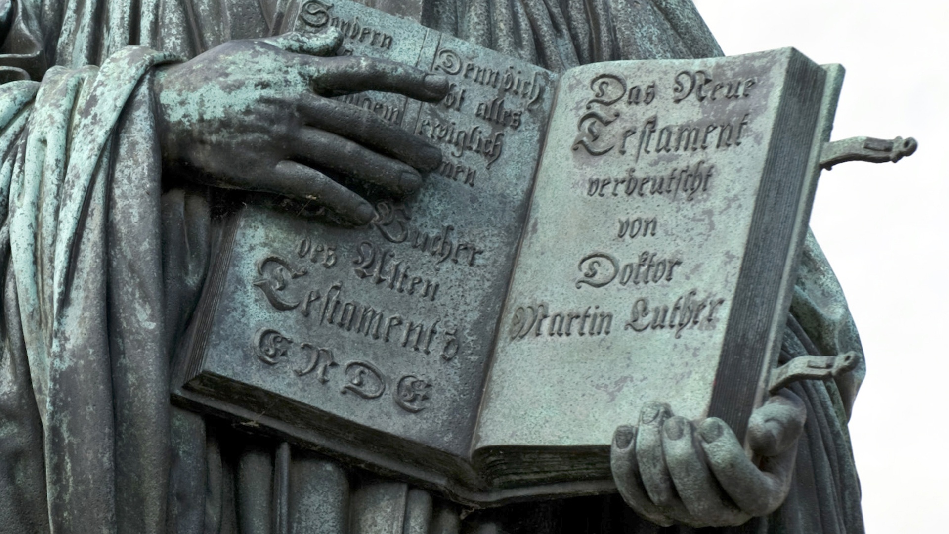 Reformators Martin Luther mit der von ihm ins Deutsche übersetzten Bibel in der Hand 