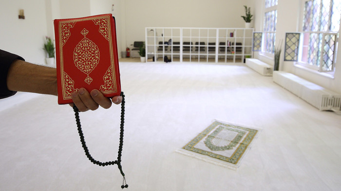Koran und Gebetskette in einer Moschee