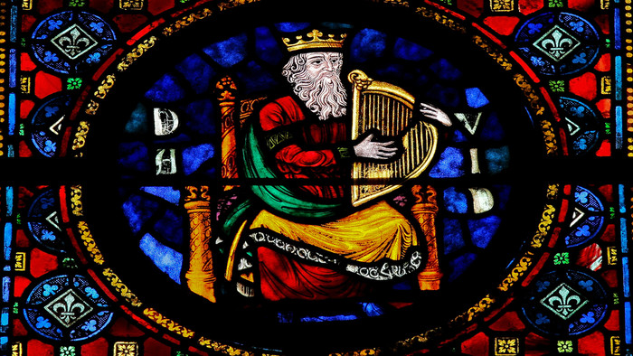 Kirchenfenster mit König David und Harfe