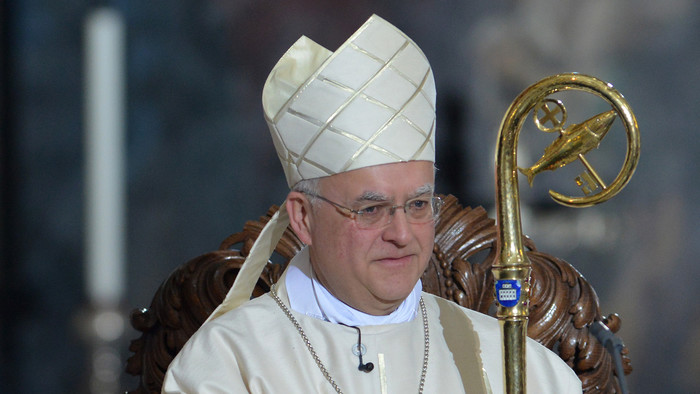 Heiner Koch, Bischof von Dresden. Er trägt ein weißes Gewand, eine weiße Bischofsmütze, die auch Mitra heißt, und einen Krummstab.