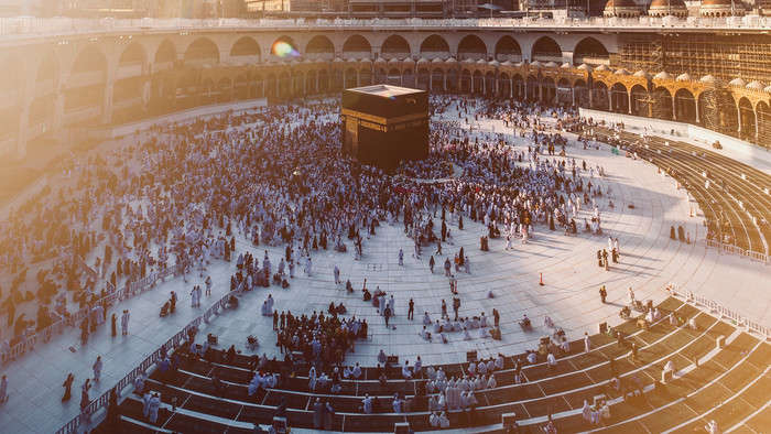 Pilger bei der Kaaba in Mekka