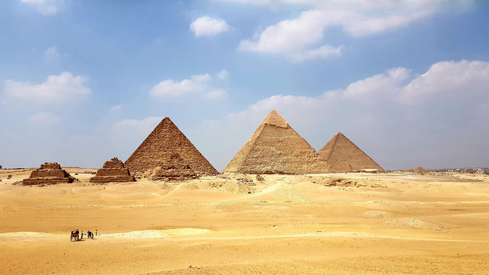 Blick auf Pyramiden in der Wüste Ägyptens.