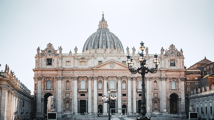 Die Außenfassade und Kuppel des Petersdoms in Rom