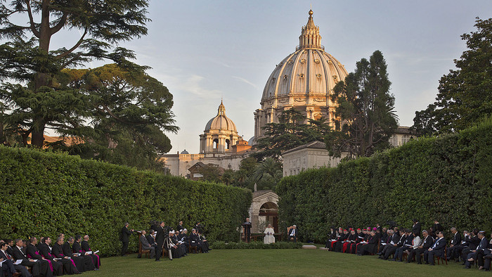 Blick auf den Petersdom und die Vatikanischen Gärten mit Bäumen und Wiese