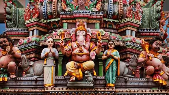 Statue von Ganesha und weiteren Göttern