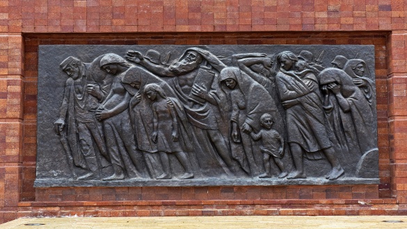 Relief "Zug in die Vernichtung" am Warschauer Ghetto-Platz in der Gedenkstaette Yad Vashem