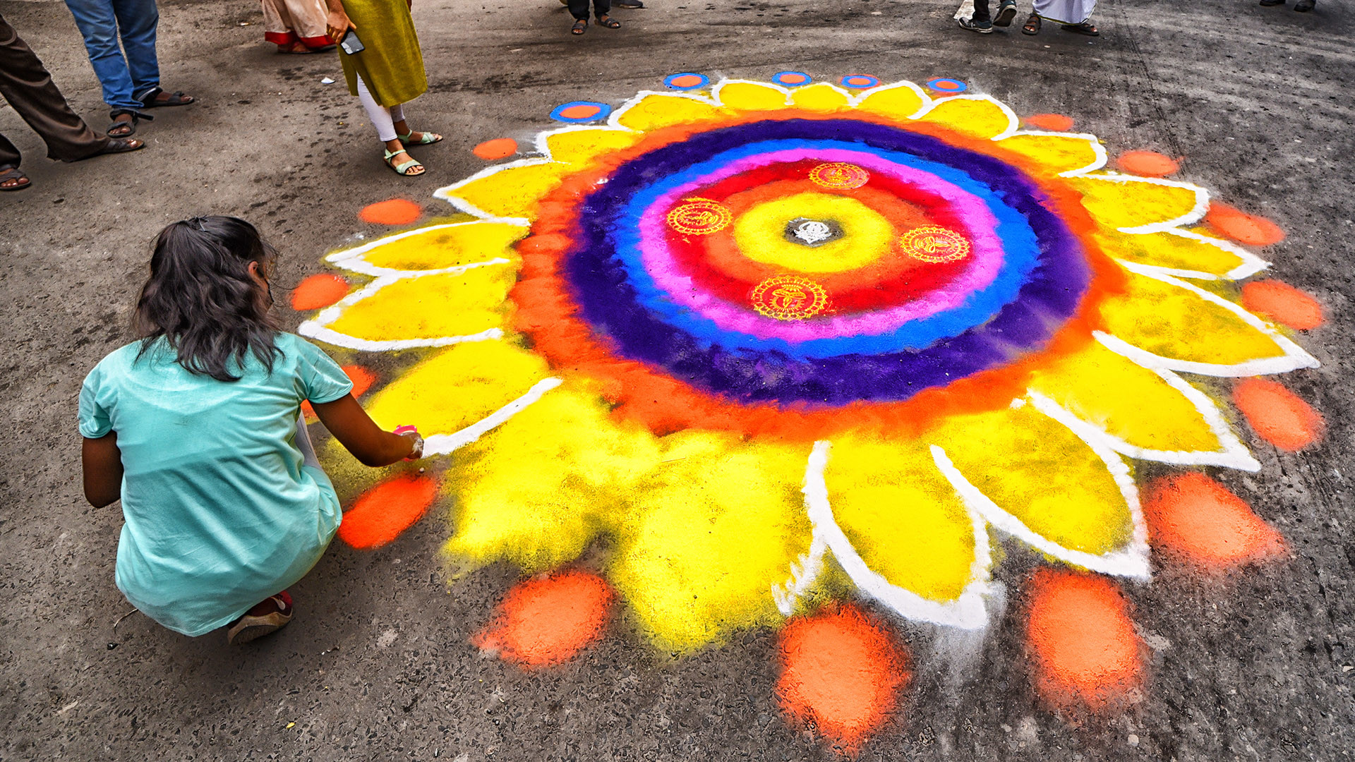 Kind malt bunte Blume auf die Straße in Kalkutta