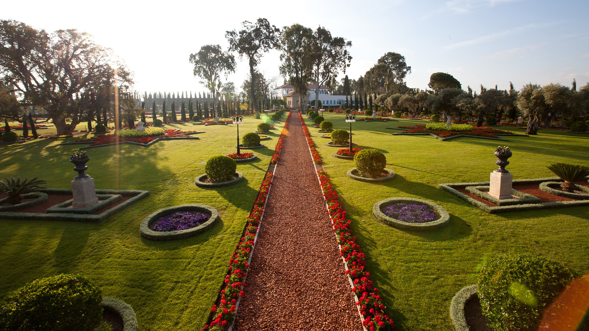 langer Weg durch Gartenanlage zum Schrein des Bahá'u'lláhs