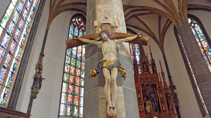 Jesus Christus am Kreuz in der gotischen Hallenkirche St. Johannes in Neumarkt in der Oberpfalz