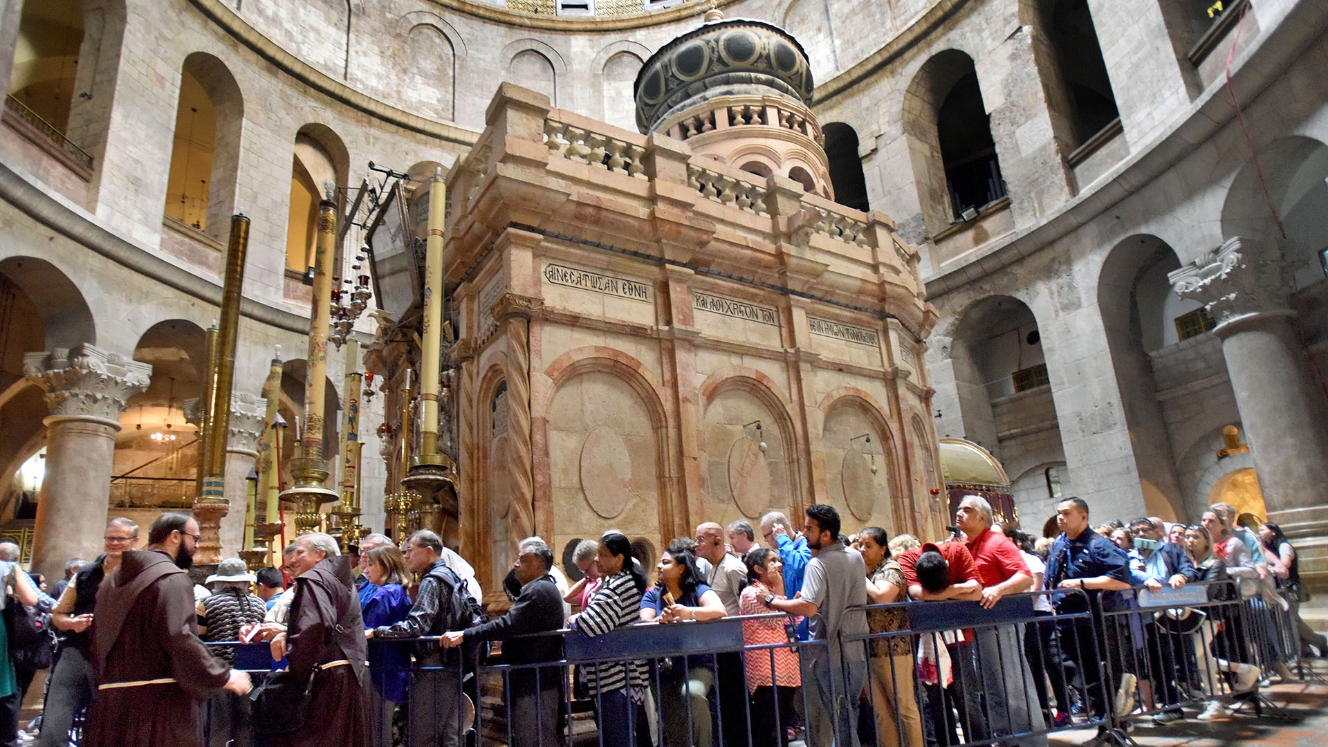 Touristen und Pilger in Schlange zur Grabesgrotte Jesu