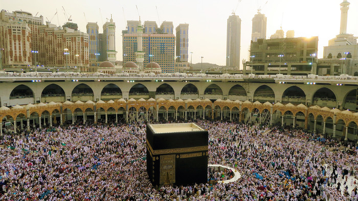 Blick auf die Kaaba in Mekka mit vielen muslimischen Pilgern.