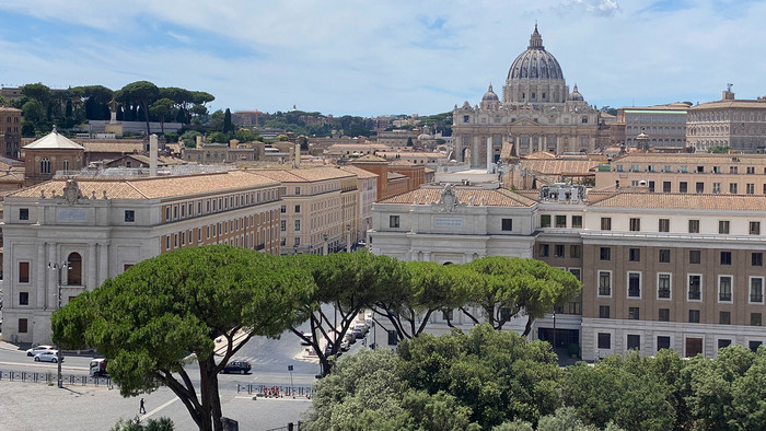 Blick von der Kuppel des Petersdoms auf den Vatikan.