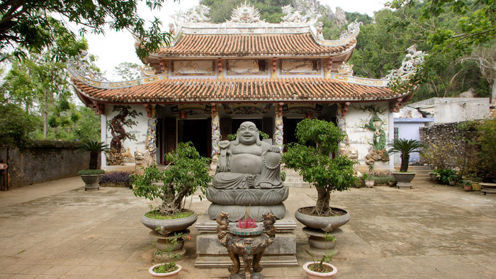 Eingang der vietnamesischen Pagode mit Buddha-Statue