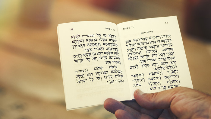 Abbildung des Gebetes "Kaddisch der Trauernden" in hebräischer Schrift.