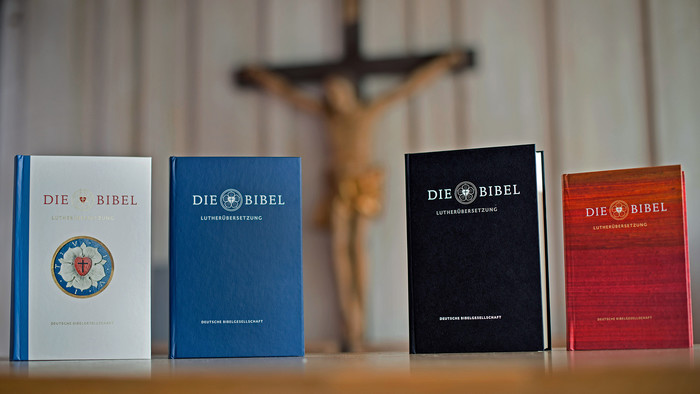 Mehrere Ausgaben der neuen Lutherbibel aus 2016.