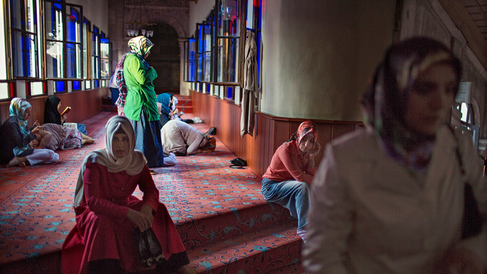 Frauen beten in der Eyüp Sultan Cami Moschee in Istanbul