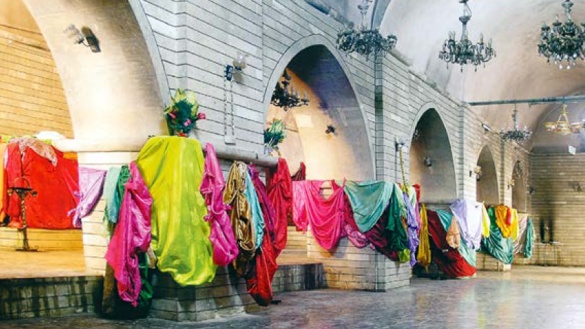 Pari, bunte Tücher, im Inneren des Heiligtums Lalisch 