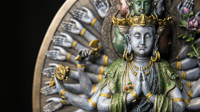 Statue der buddhistischen Gottheit Avalokiteshvara mit vielen Armen und Köpfen
