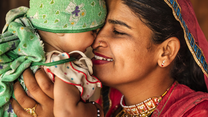 Eine indische Mutter mit ihrem Baby.