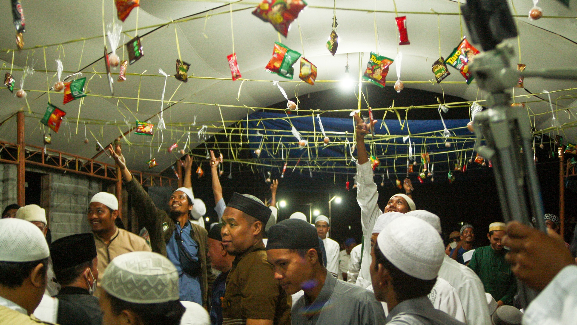 Viele Gläubige feiern Mevlid Kandili gemeinsam in Indonesien