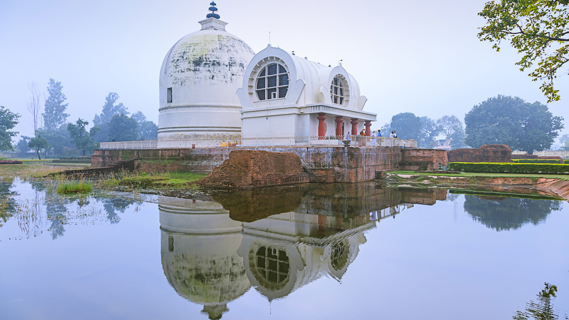 Außenansicht Parinirvana Stupa und Temple in Kushinagar in Indien