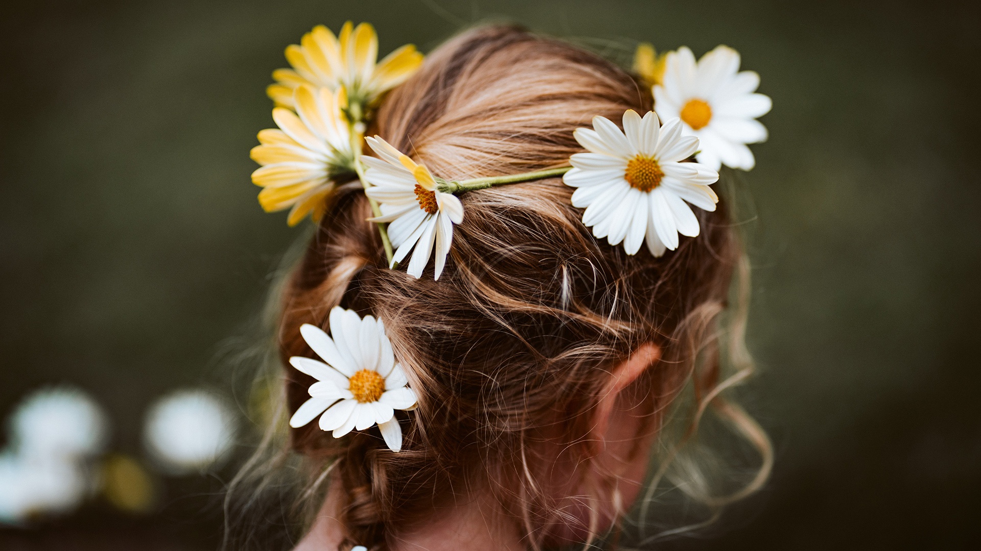 Kind mit Blumenkranz in den Haaren