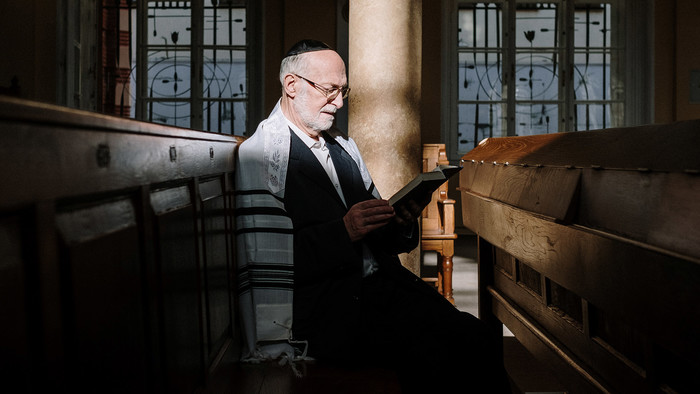 Mann mit Gebetsschal in einer Synagoge
