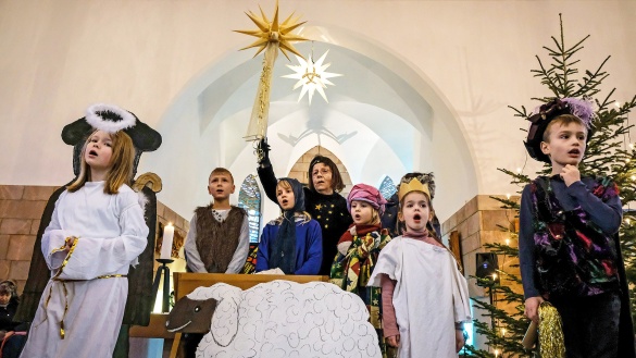 Kinder sind verkleidet spielen die Weihnachtsgeschichte in einer Dorfkirche.