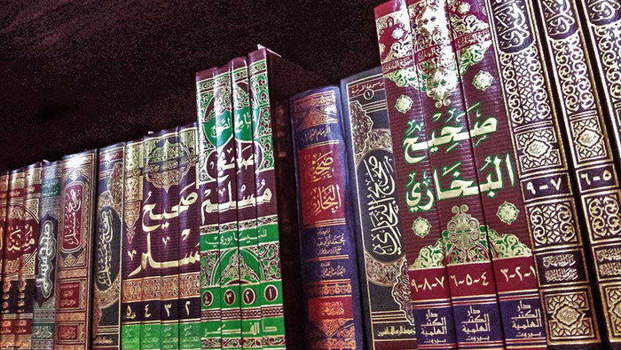 Bunte, mit goldener arabischer Schrift beschriebene Buchrücken