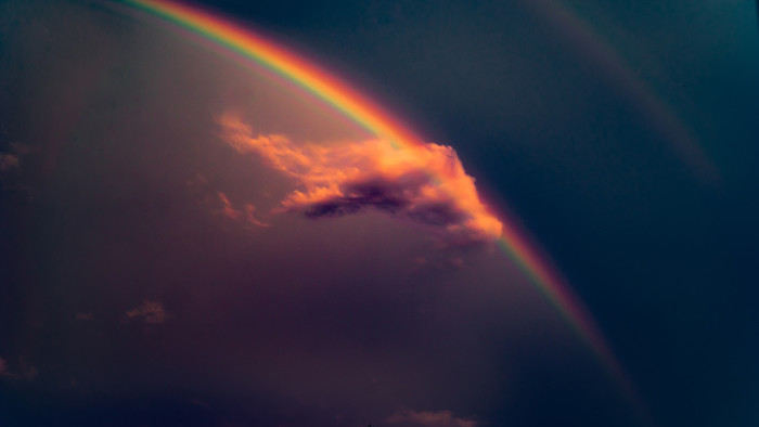 Regenbogen am bewölkten Himmel