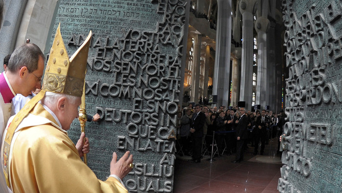 Papst Benedikt XVI betritt die Sagrada Familia in Barcelona durch die Puerta de la Gloria