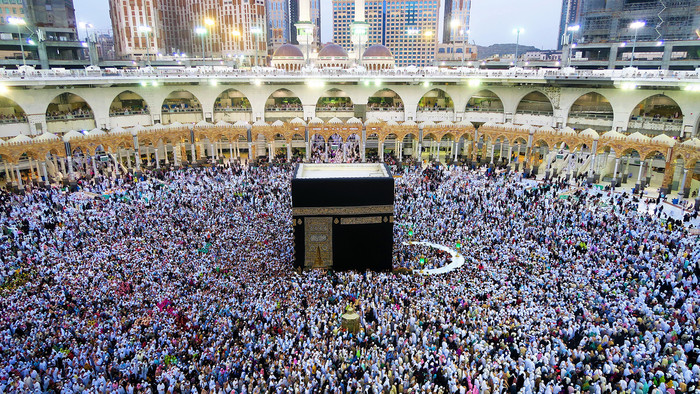 Blick auf die Kaaba in Mekka mit vielen muslimischen Pilgern.