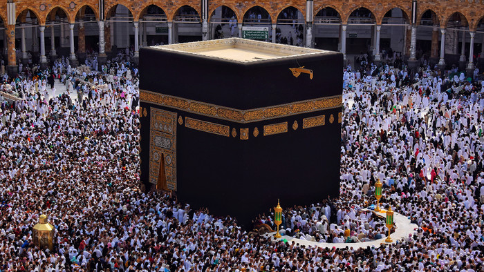 Blick auf die mit einem schwarzen Tuch umhüllte Kaaba in Mekka.