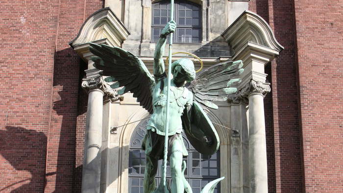 Skulptur des Erzengels Michael an der Hamburger Hauptkirche St. Michaelis (Hamburger Michel).